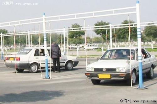 ������У������