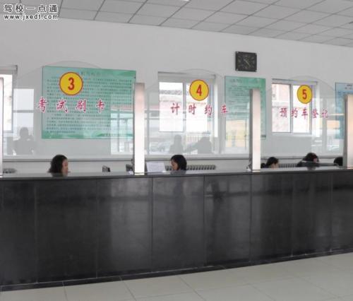 ����Զ����У